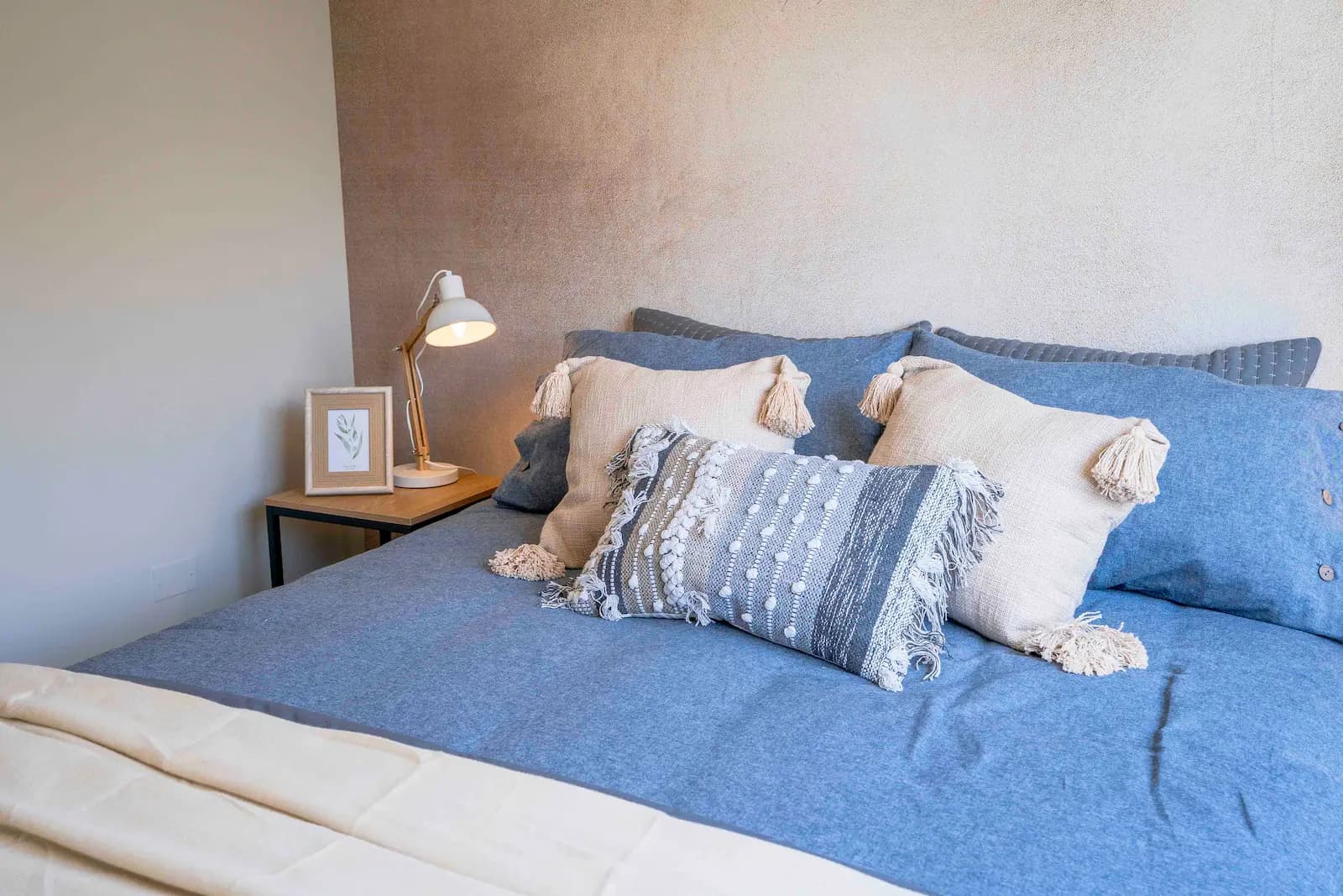 Habitacion con cama y mesa de noche